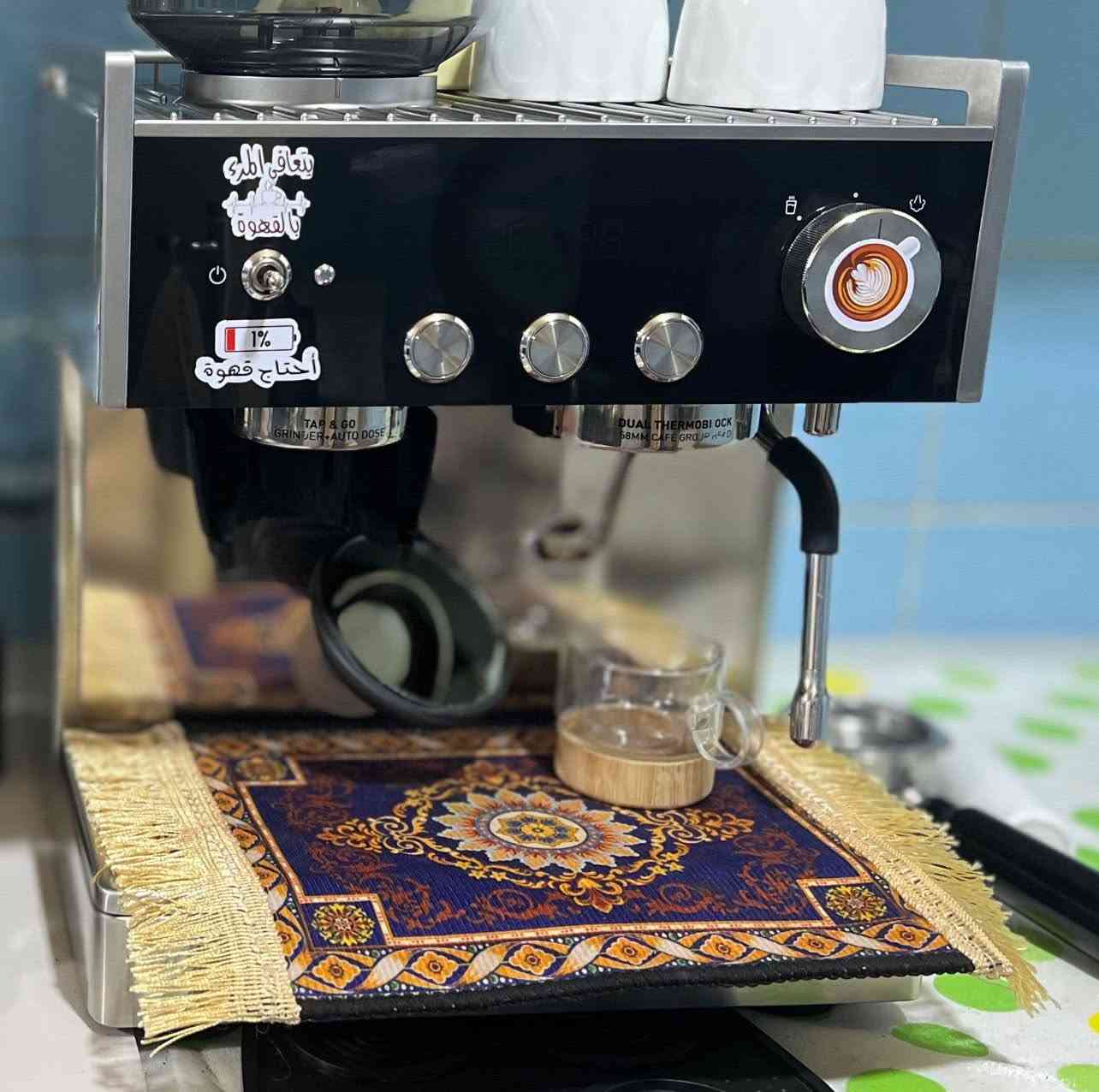جهاز **Breville Barista Signature (الموديل: VCF160)** يأتي بمواصفات تقنية متقدمة تمنحك تحكماً كاملاً وعالياً في تفاصيل الاستخلاص. إليك جدول المواصفات الدقيقة والشاملة لهذا الجهاز:
### المواصفات التقنية الأساسية
| الميزة | المواصفات الدقيقة |
|---|---|
| **نظام التسخين** | **Dual Thermoblock (كتلة حرارية مزدوجة):** يتيح لك استخلاص الإسبريسو وتبخير الحليب في نفس الوقت دون انتظار. |
| **مجموعة الاستخلاص (Group Head)** | **بحجم 58 ملم:** تصميم مستوحى من الماكينات التجارية لضمان توزيع حراري متساوٍ واستخلاص كامل ومثالي. |
| **المضخة (Pump)** | مضخة إيطالية بقوة **15 بار** لإنتاج كريمة غنية وقوام متناسق. |
| **التحكم الحراري** | نظام قابل للبرمجة لتعديل درجة حرارة ماء الاستخلاص بما يناسب نوع وحمصية البن. |
| **التحكم بالترطيب (Pre-infusion)** | إمكانية تعديل بروفايل الترطيب المسبق (Pre-infusion profile) للتحكم في رطوبة كعكة البن قبل الضغط الكامل. |
| **القدرة الكهربائية (Power)** | **2350 واط** (تسخين سريع جداً وكفاءة استقرار حراري عالية). |
| **سعة خزان الماء** | سعة ضخمة تصل إلى **2.8 لتر**، قابلة للإزالة أو التعبئة من الأعلى. |
### المطحنة المدمجة ونظام الجرعات
 * **التحكم بالجرعة (Intelligent Grind & Dosage):** نظام ذكي يعطي قراءة وملاحظات لضبط كمية القهوة المطحونة بدقة للسينجل والدبل شوت.
 * **درجات الطحن:** تحتوي على **30 درجة طحن** مختلفة لتعديل النعومة والخشونة بدقة.
 * **تقنية مضادة للكهرباء الساكنة (Anti-Static):** تمنع تطاير وتناثر رذاذ البن المطحون، مما يحافظ على نظافة مساحة العمل.
 * **سعة هوبر البن:** يتسع لـ **250 غرام** من حبوب البن كاملة.
### الواجهة والتحكم والميزات الإضافية
 * **شاشة LED مدمجة:** تعرض **مؤقت الاستخلاص (Extraction Timer)** بالوقت الحقيقي، وهو أمر أساسي لمراقبة وقت نزول الشوت وضبط الوصفة بدقة.
 * **عصا التبخير (Steam Wand):** تقنية *Cool Touch* (باردة عند اللمس لحمايتك من الحروق)، تنتج بخاراً جافاً ومثالياً لتحضير الفوم الناعم (Microfoam) المناسب جداً للرسم (Latte Art).
 * **موزع ماء حار مدمج:** مخصص لتطويل الشوت (تحضير الأمريكانو) أو لتسخين الأكواب.
 * **البرامج الذكية:**
   * شوت مفرد (Single Shot).
   * شوت مزدوج (Double Shot).
   * تحكم يدوي بالكامل (Manual Shot).
   * برنامج تنظيف تلقائي (Auto Clean Program) مع مؤشر للتنبيه عند الحاجة لإزالة الترسبات (Descaling).
### الأبعاد والوزن والهيكل
 * **مادة الصنع الخارجية:** ستانلس ستيل بالكامل (Stainless Steel) مع لمسات باللون الأسود.
 * **الأبعاد:** الارتفاع 41.5 سم × العرض 31 سم × العمق 33 سم.
 * **الوزن:** حوالي **11.2 كغم** (وزن ممتاز يمنح الماكينة ثباتاً كبيراً أثناء كبس القهوة وقفل البورتfilter).
### الملحقات القادمة في العلبة:
 1. بورتfilter مقاس 58 ملم.

ملاحضه النضافه 99 بلا كارتون السعر 300 دولار 

***********
