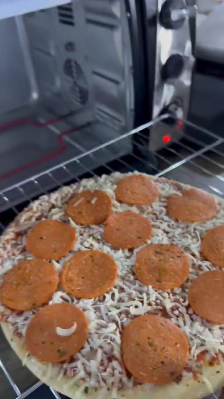 فرن كهربائي من GENERAL TECH

الاستخدامات:

يستخدم لشوي وعمل الكعك, خبز, البيتزا, الذرة, المعجنات,

الميزات:

سعة 25 لتر

يحتوي على باب تغلق الباب بشكل تلقائي

عتلة للتحكم بدرجة الحرارة من 100 الى 250 درجة سيليزية

مؤقت حتى 60 دقيقة

4 مستويات للحرارة

هيكل خارجي من المعدن

2  شمعة تسخين  من الاعلى والاسفل

صينية بحجم 33  44 سم مع رف للخبز

طول سلك الكهرباء: 72 سم

أبعاد المنتج: ارتفاع: 33 سم  طول:33  سم  عرض 58 سم

عمق الاوفن: 30 سم

الطاقة 2500 واط

سعر 85الف توصيل بغداد والمحافظات مجاني لحگ على العرض قبل نفاذ كمية

باقي 5 فرن لحگ تصفيه مخازن قبل نفاذ كمية 😍🔥

#اكسبلور #اكسبلورر_2025 #اكسبلور_فلو #اكسبلور_2025 #اكسبلور_فلو  #فرن #اوفن


**إذا كنت صاحب هذا الإعلان وتريد حذفه لأي سبب، رجاءا أرسل رسالة إلى الدعم الفني**