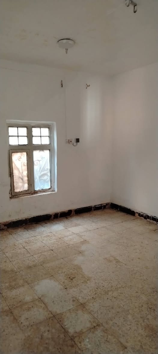 للبيع حي الحكيم مساحه ٣٥٠ متر كراج او حديقه صحيات داخليه او خارجيه غرفتين نوم استقبال او مطبخ كله طابوك مرقم بلديه البيت ركن او علئ نفس النزله شارعه جاي يشتغلون بي راح ينصب مجاري الشارع كله  سعره ٦٠ او بي مجال اتصال أو وتساب ***********
