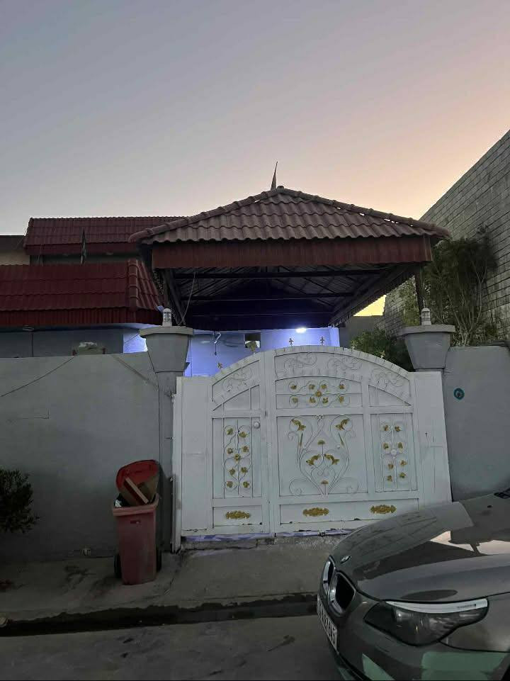 دار للبيع 300متر طابقين العنوان الحمزلي قرب المنتوجات النفطيه ***********
