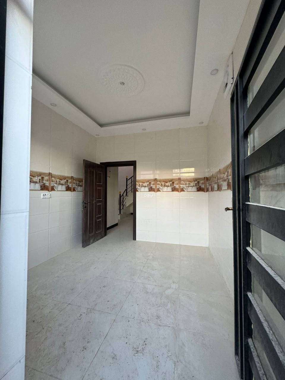 #دار للبيع بناء جديد زيرو
العنوان : تكريت حي القادسية 
قطعة 500 قرب مدرسة الميسلون للبنات   
#المساحة 10☆10=100متر 
يحتوي على 3 غرف نوم واستقبال
 ومطبخ  سيراميك وصحيات داخل وخارج 
#السعر المطلوب《 95مليون  》قابل للتفاوض 
#للاستفسار الاتصال على الارقام التالية
***********
***********
#مكتب دجلة للعقار ....
