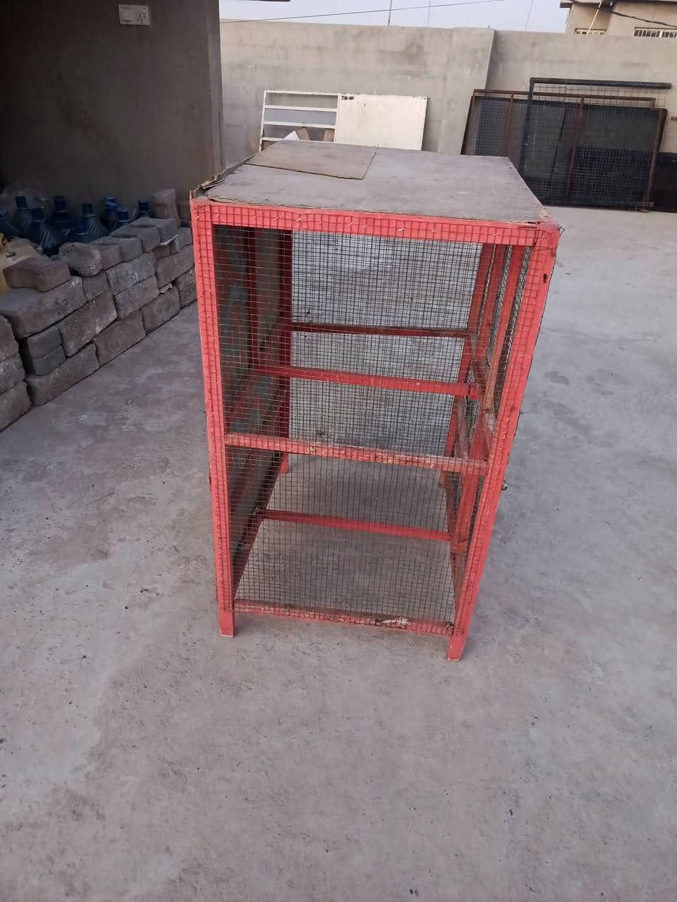 قفص بهاذا الشكل للبيع نقص بس كاعيه تفاصيل***********
