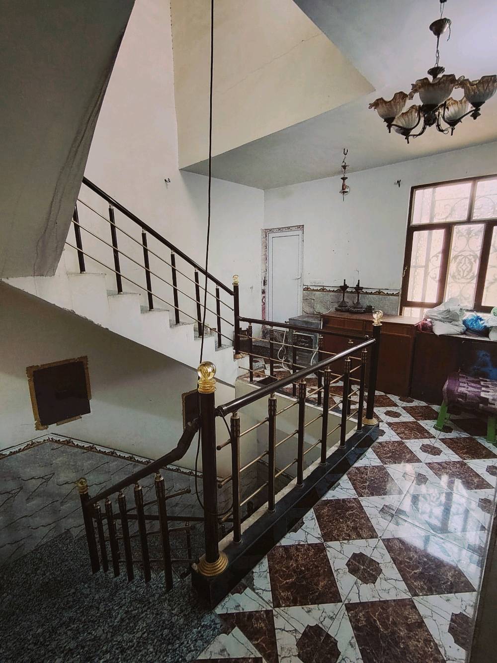 سلام عليكم بيت للبيع طابو صرف مساحه 75الطابق الاول  يحتوي على استقبال وحمام وصحيات بره وحمام وصحيات ومنور جوه وصاله ومطبخ  الطابق الثاني غرفتين وصاله وحمام وصحيات بناء حديث مرمر وسيراميك صب كونكريت مكان كربلاء المقدسة حي النضال قرب المستوصف السعر  88 وبيه مجال للشراي  رقم الهاتف *********** شارع عشرين عليه تبليط كامل كهرباء ومجاري وماء 