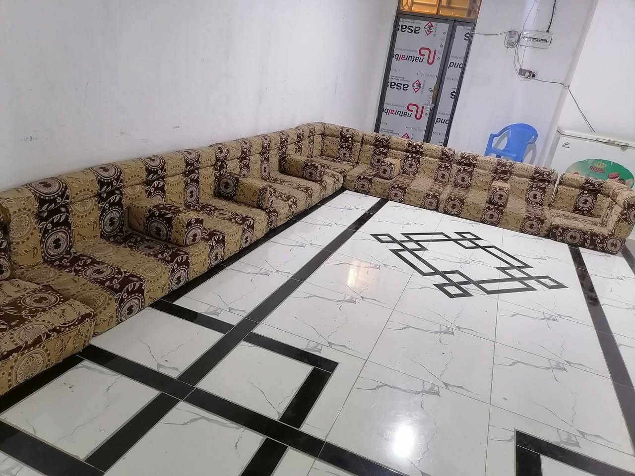 گعده عربيه للبيع ارتفاع 20 سم متكونه من :-
زاويه عدد 3 / چكليته عدد 5
و اربع قطع 2 وسط / و 2 كبيره 
السعر ( 80 ) ألف / قضاء الهوير / منطقة الخاص 
***********
