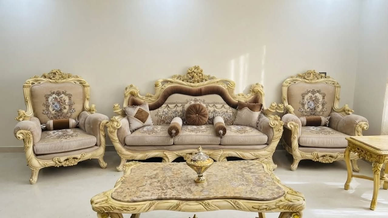 غرفة استقبال كلاسيك (خشب مصري أصلي) فخمة جداً بحالة ممتازة للبيع
التفاصيل:
 نوع الخشب: خشب مصري أصلي متين وعالي الجودة بزخارف وحفر يدوي دقيق.
 مكونات الطقم:
 قنفة ثلاثية كبيرة عدد (2)
 كراسي مفردة (أبو النفر) عدد (4)
 طبلة وسطية كبيرة (رخام أصلي) عدد (1)
 طبلة جانبية صغيرة (نفر) عدد (1)
 الوصف: طقم ملكي فخم بتصميم كلاسيكي راقٍ، تنجيد قماش نظيف ومرتب بألوان البيج والبني الأنيقة، مع كامل الوسائد والمساند (الأسطوانية والدائرية). الطقم نظيف جداً وخالي من أي عيوب (شبه جديد).
 الحالة: مستعملة بحالة ممتازة جداً.
 المكان: بغداد
السعر :3500،000 بي مجال بسيط 
سبب البيع : تغيير الديكور 
للتواصل واتساب 
***********
