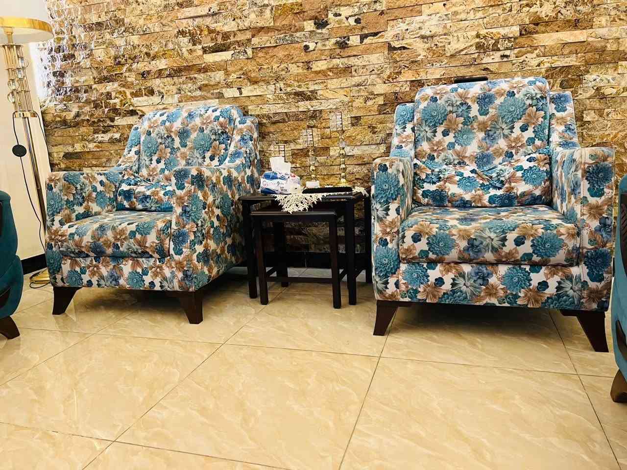 من رخصة الادمن المحترم 
تخم 10 مقاعد تركي ثقيل ماركة انداش يتكون من قنفه 3 مقاعد كبيره عدد (2) وكراسي عدد (2) مع قنفة 2 مقاعد عدد واحد مع كوشات ومساند ظهر نفس لون الكراسي نظيف لا جلغ ولا شك ولا كسر ولا اسفنج نازل مخزن كبير وسرير الظهر
***********
