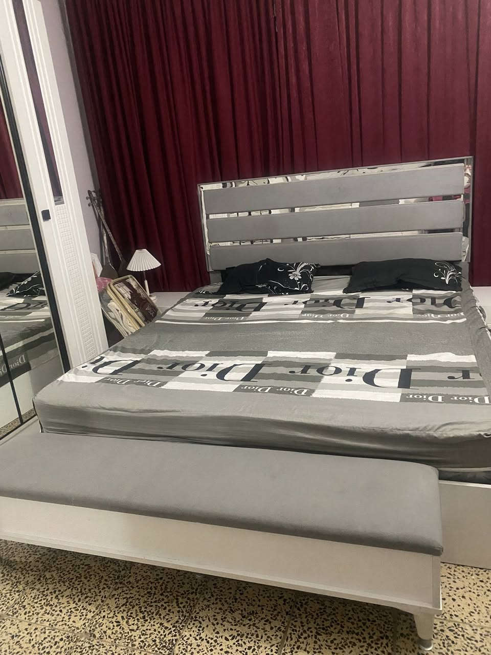 مرحبا من رخصتكم 
هذه غرفه للبيع تركي درجه اولى تحتوي ع 8 قطع كنتور سرير  ميزين صغيرات 
وميز تواليت مع ميز مجرات 
ومرابا كبيره وقنفه مع الدوشك 1250 بدون دوشك مليون الي يحب يدهل خاص 
علما مستخدمه كم شهر جديده وتظيفه


**إذا كنت صاحب هذا الإعلان وتريد حذفه لأي سبب، رجاءا أرسل رسالة إلى الدعم الفني**