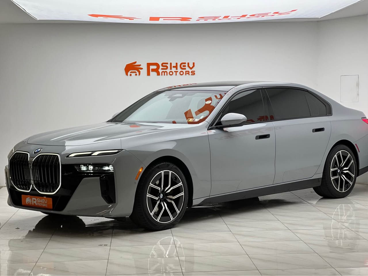 اليخت الالماني🔥🔥 
⚜️BMW 740i X-drive 2024⚜️
بي ام دبليو ٧٤٠ اكس درايف ٢٠٢٤
كلين تايتل 

مواصفات: 
(خمس كامرات-عرض معلومات علي الزجاج الامامي-مقاعد جلد و تدفئة و تبريد-سقف بانورامي-اربع انظمة قيادة-مقاعد خزن ميموري-ناظور ليلي)

مكينة ٦سلندر+توربو حجم ٣.٠لتر
ماشية 31,000 ميل فقط و بحالة جداً ممتازة 

السيارة كلين مكفولة كفالة عامة
رقم كاتي تترقم شمالي
مكفولة من كير و محرك و كهربائيات

و ب سعر(735$) ورقة و بيها مجال للطيبين

مكان السيارة

دهوك -معرض ارشف R-Shev
رقم51 من معارض التيرمينال 

***********
*********** دهوك, العراق
