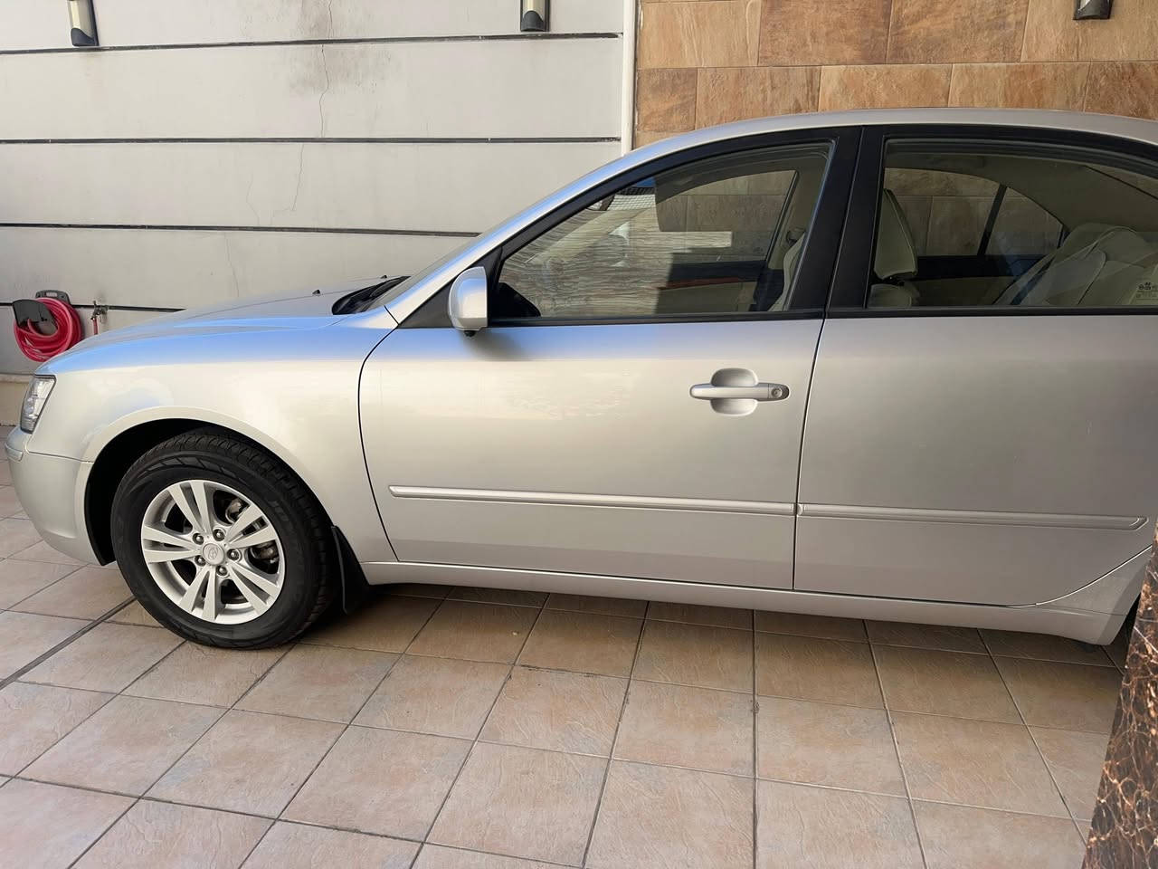 السلام عليكم من رخصت الادمن سيارة سوناتا للبيع ماشية سيارة 6000حقيقي مكاني البياع رقم ***********
