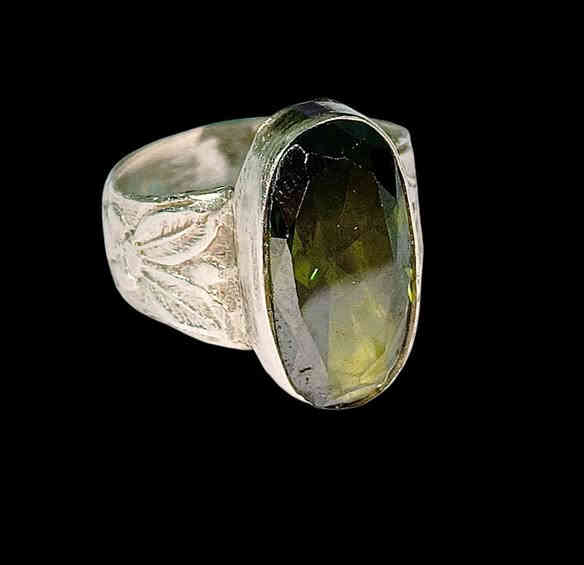 جمال ودلال حجر الزبرجد الافريقي حر طبيعي غير معالج وشرط الفحص بالجهاز يعطي الراحة النفسية وتعزيز العلاقات الايجابية وتهدئة التوتر والقلق وتخفيف التوتر والقلق، وجلب السعادة. مفيد للجسم في تقوية المناعة وتحسين وظائف بعض الأعضاء مثل الكبد والجهاز التنفسي.  صياغة يدوية فضه عيار عيار ٩٢٥ يوجد توصيل ***********       ***********
