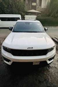 جيب كراند شيروكي.بلاك توب رقم بغداد بسمي  موديل 2024 وارد امريكي ماشيه...