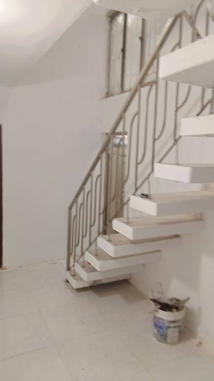 دار  للبيع 80 متر 4.25 الواجهة  نزال 19 نظيف جدا العقاري الثانية قرب مدرسة التربية عكاده طرمة كبيرة استقبال مطبخ حار وبارد غرفتين نوم ترميم جديد مجاري كاشي بواري بياض أبواب جاهز من كل شي يصلح للسكن او استثمار حاليا فارغ السعر 162 وبيه مجال بسيط 
للاتصال ***********
