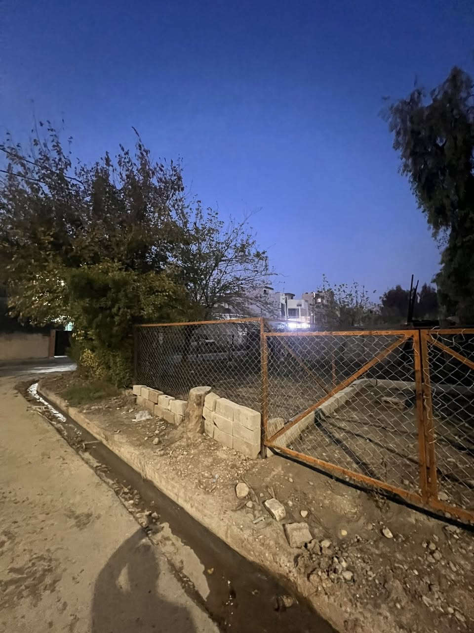 دار للبيع قيد الانشاء حي الحدباء 

مساحة الدار 120 متر واجهه 10 متر 

موقع مميز جدآ مقابل حديقة 🌱 

شارع عرض 12 متر 

الدار بناء حديث تسليم مفتاح 

الدار طابقين 4 غرف نوم 

للاستفسار اكثر مراجعة مكتب العمران سايدين حي السكر او الاتصال على الارقام 

***********
‭0772 973 2369‬
