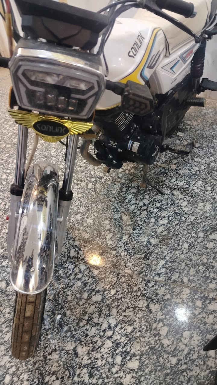 السلام عليكم
إيراني سونلك ٢٠٢٥
دراجه لون ابيض
شغاله اي نقص مابيها السعر ٦٩٠  وبيها مجال
للتواصل ***********
