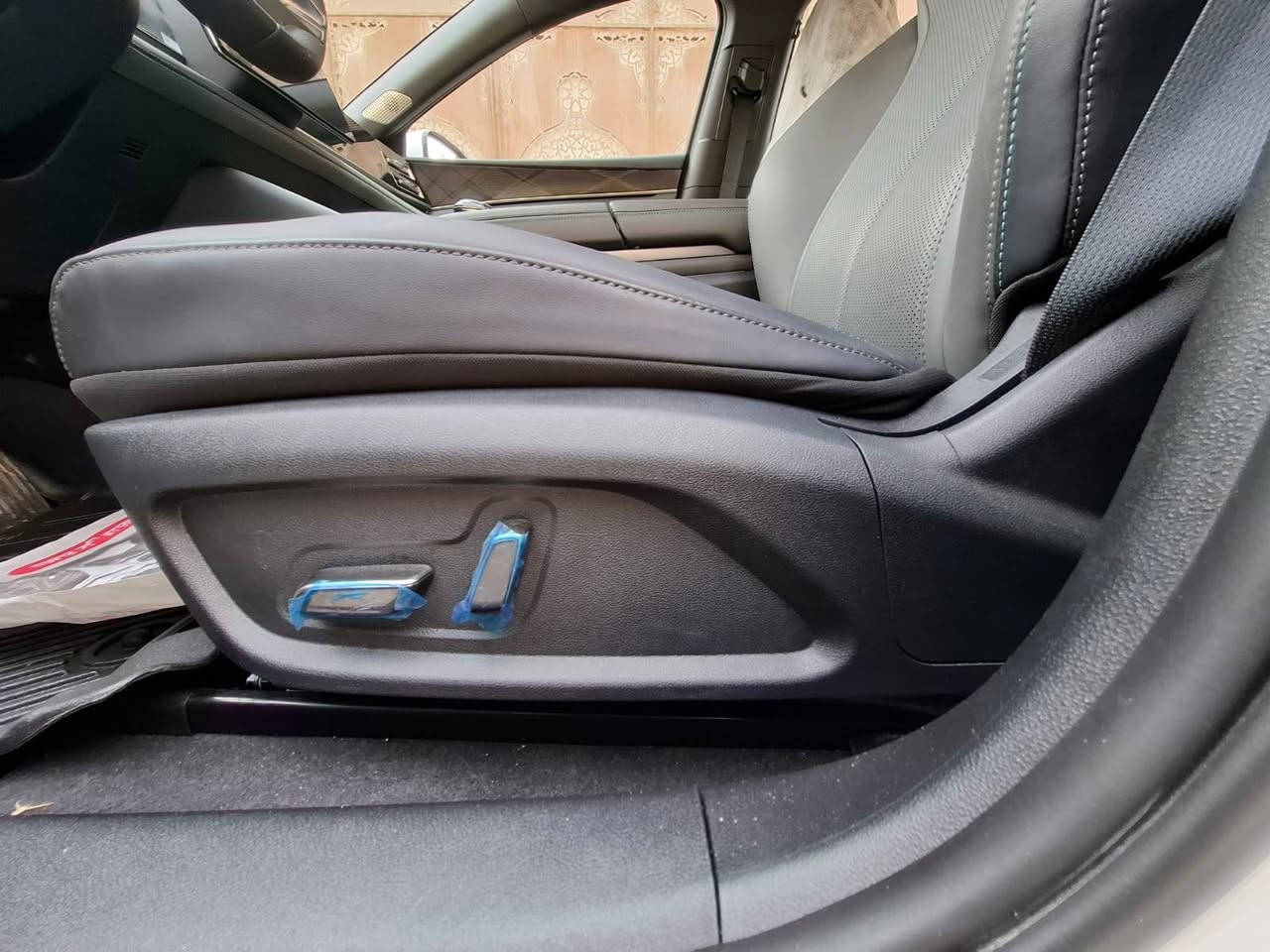 السلام عليكم
بي واي دي جين ال شبيهة الكراون
 مكينة الجيل الخامس موديل 2025
ماشية على كد الترقيم تقريبا 400 كيلو يعني زيرو
مواصفاتها 
لون ابيض 
5 كاميرات محيطية 360 درجة
كشن كهرباء
لون الداخل مميز اسود مطعم بزيتوني
شاشة دوارة
القمارة بانوراما
ويل 17
بطاريتها تمشي السيارة 120 كيلو
مجموع المشي وية البانزين 2200 كيلو
السيارة عالية عن الكاع و واسعة من الداخل
مرقمة بغداد 
غراضها كاملة شاحنة و ماطور منفاخ و فوم و مثلث
 و بيها بعد هواي مواصفات
السعر المطلوب 27 و نص مليون
للتواصل 
***********
يوجد واتساب
