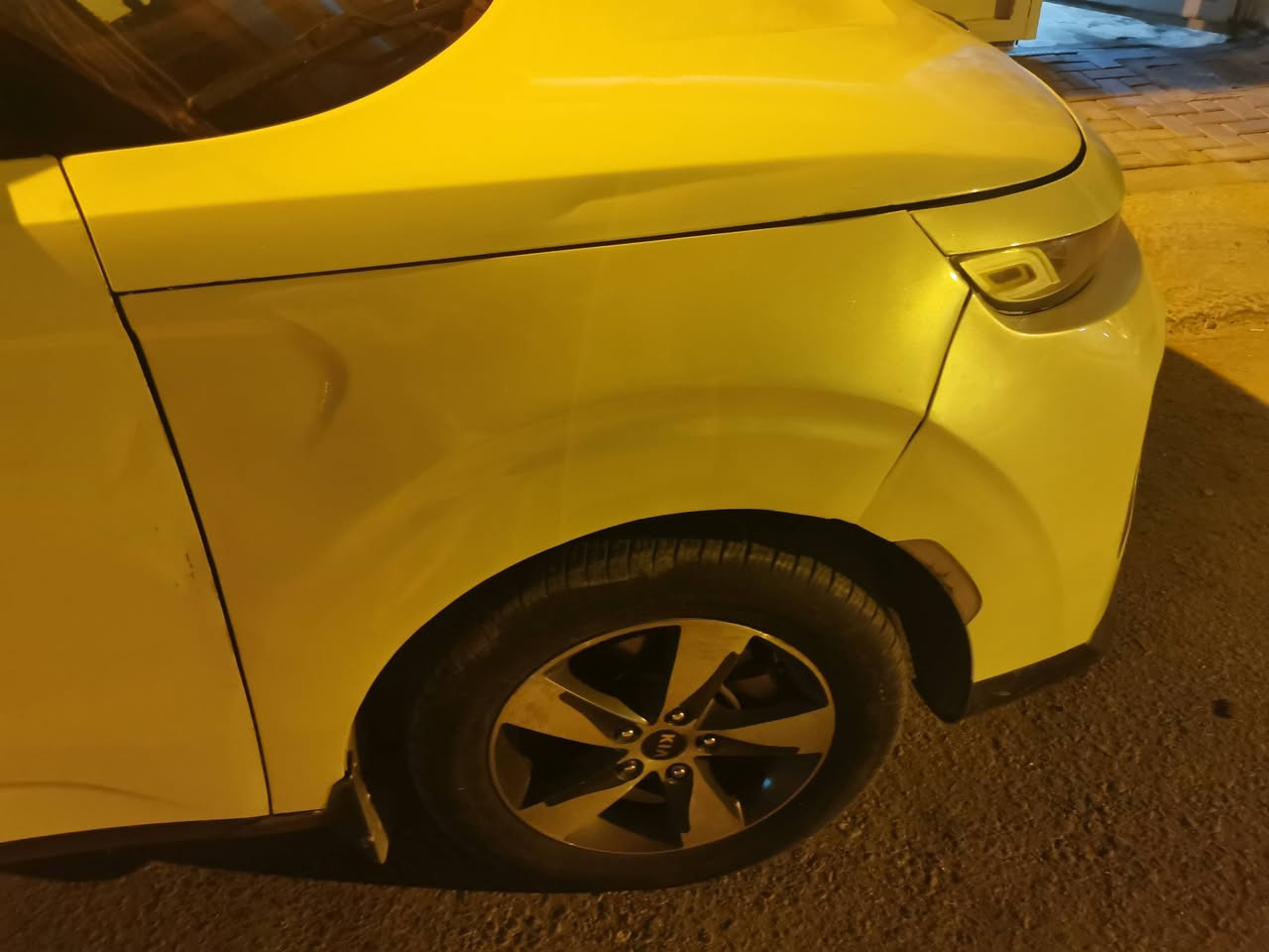 السلام عليكم...عدنا كيا صول رقم بغداد بأسمنا ...اللون ابيض...موديل ٢١..بيها بنيد وجاملق من امريكا حادثها ...وهنا بالعراق جاملق وشخوط بالابواب....محرك ٢٠٠٠ دوش ...الكير ATT مو CVT  المرغوب ....ماشية بحدود ٧٠ الف كيلوا....للبيع بسعر ١٢٠ ورقة وبيها مجال...مكان السيارة كربلاء ..رقم الموبايل ***********..ربي يرزق الجميع ...
