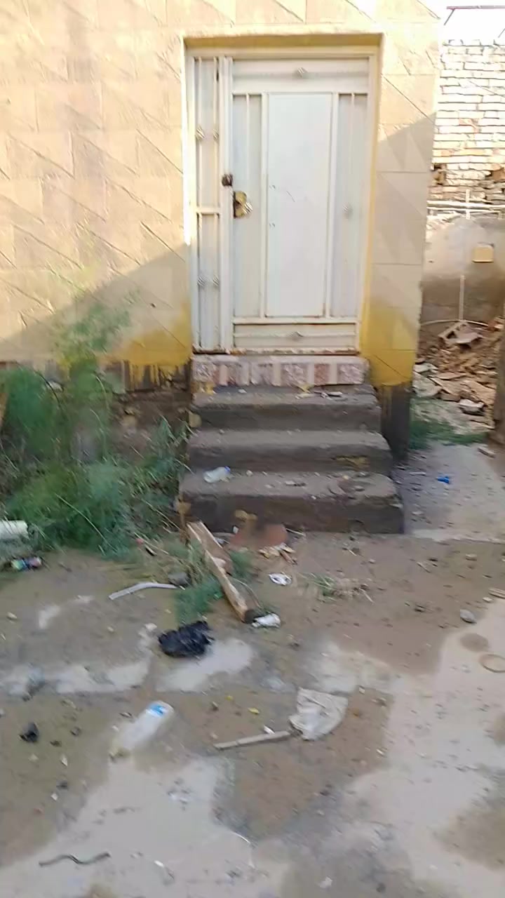 بيت لبيع في قظاء النصر يبعد عن السوك 75متر ناصي فقط الديوانية عاليه كلش البيت مابيه  وجهيه باب فقط مربع الشكل من الداخل بصوب الصغير مساحة ٣٠٠زراعي من كاع الحاج فشاخ الله يرحمه سعره سعر قطعه ***********
