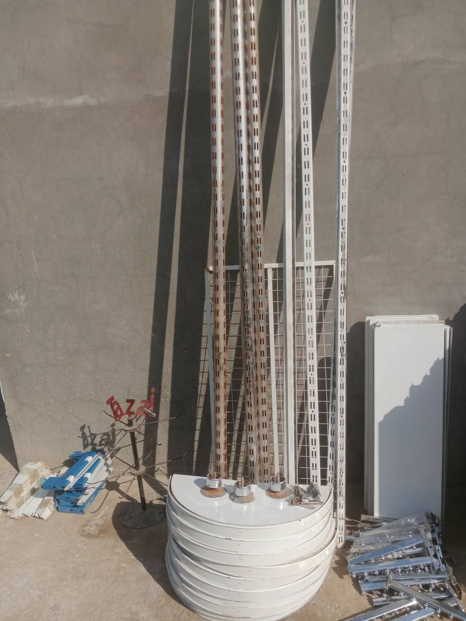 السلام عليكم رفوف حديد مع ملحقات كوزمتك تعاليك لبيع العنوان بابل العدد تقريبا 37 متر ***********
