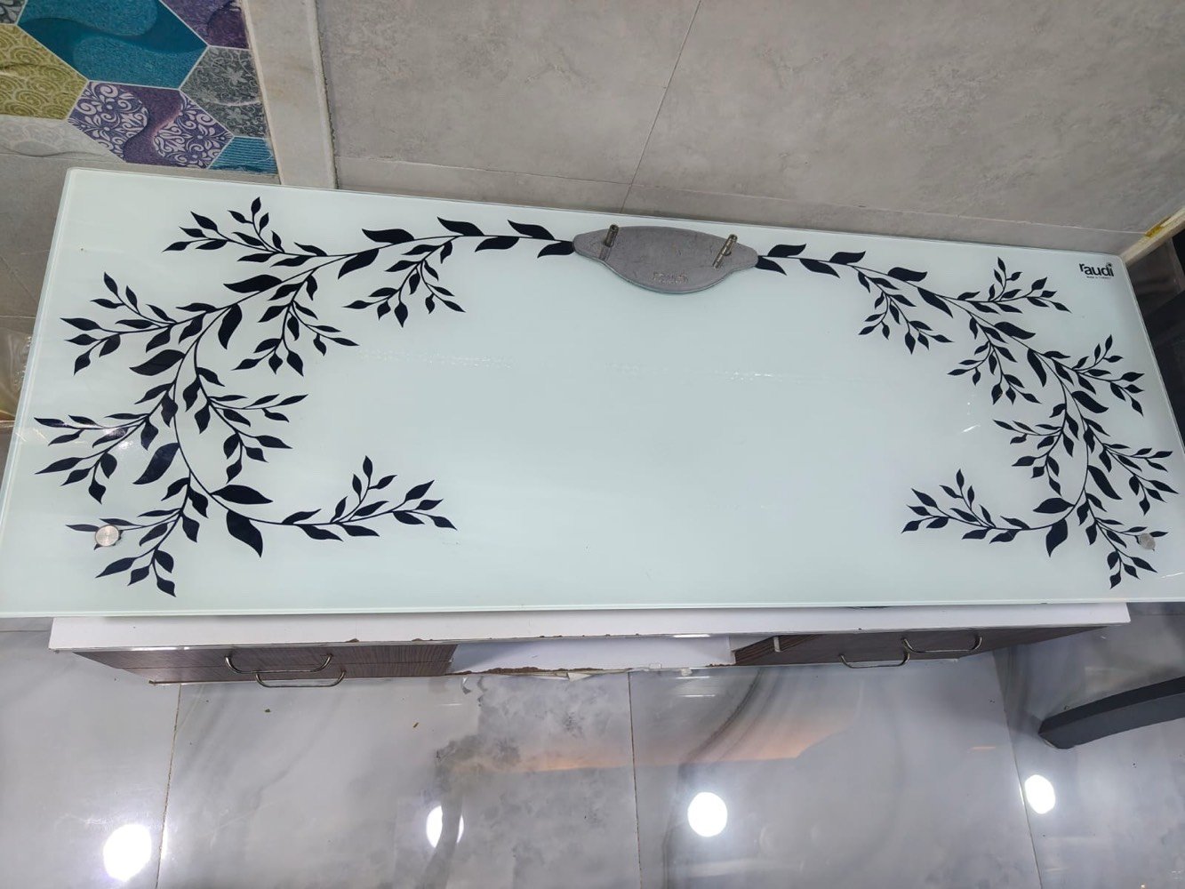 ميز تلفزيون للبيع اتصال ع رقم 0771409994