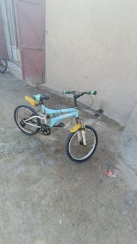 بايسكل جبلي للبيع كامل اي نقص مابيه بيرك وره دبلات شغاله سعره ٦٠ الف ر...