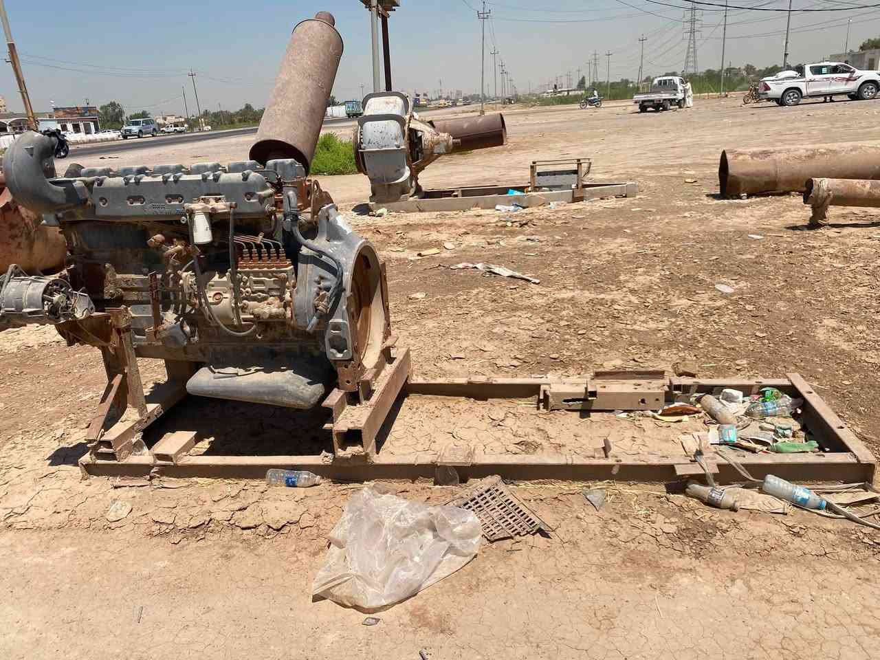 سلام عليكم محرك للبيع  المحرك محتاج تجفيت   ابيع على وضعه مكان واسط الاتصال ***********
