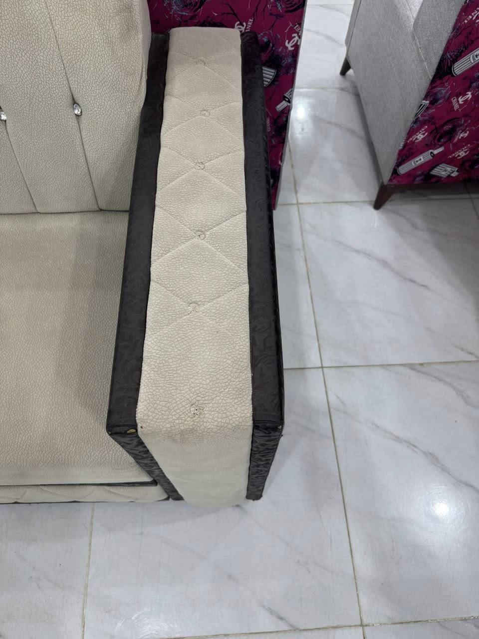 ديوان تركي ١٠ نفر 
للستفسار ع رقم *********** واتساب اتصال 
العنوان كوت زين القوس شارع مله
