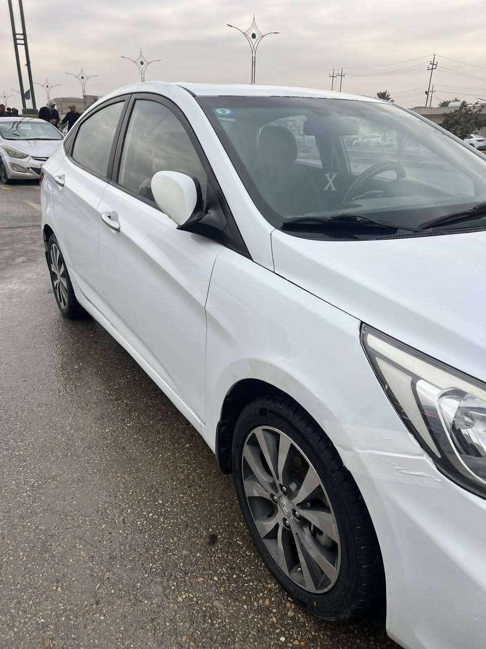 السلام عليكم :- اكسنت موديل 15 خليجي فول مواصفات للأخير السياره ماشيه (170) الف السياره كفاله عامه بيهه فقط  بارد بالبنيد بحدود اصبع واحد وبارد بالباب مال السايق السياره باسمي سنويه (2029) رقم ذي قار السياره دينار م تصرف عليهه 
السعر / 102 وبيهه مجال 
اتصل وبيك خير وتدلل ✅
موبايل/ ***********
