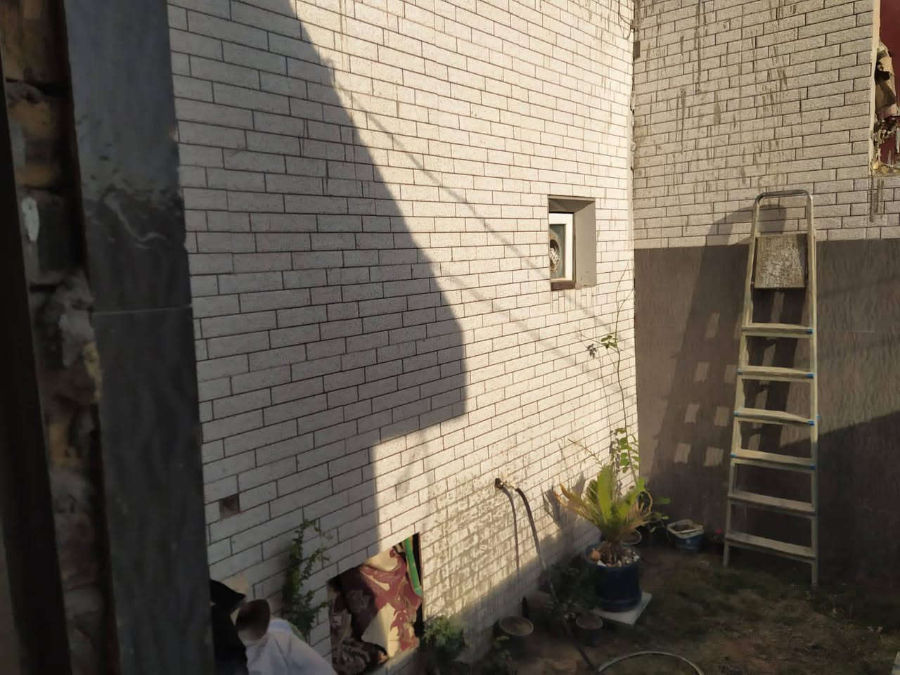 بيت للبيع المساحة 65 متر يحتوي البيت على غرفة وصالة ومطبخ وتخاريج ومنور وبجانب البيت حديقة اساس كونكريت وسقف كونكريت والبناء طابوق عالي عن الشارع البناء جديد الخريطة حديقة ديكور البناء عصري طابو زراعي سند 25 قرار محكمه الموقع كوفة سهلة جانب مجمع الشبيلي 50 متر عن الشارع التبليط عرض الشارع 7 متر السعر 30 مليون وقابل للتفاوض للأستفسار واتساب ***********
مكتب الموسوي للوسائط العقارية مستعدون لأستقبال عروضكم التجارية والزراعية والسكنية بيع وشراء رهان ايجار
