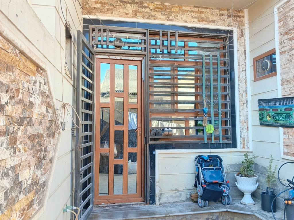 بيت طابو صرف بسمنه في حي الوفاء تقاطع الميلاد بيت حرف T كبالك فرع رابع بيت عن شارع العام مساحه 200 متر 3 طوابق يحتوي على 6غرف اودوانيه صاله حبيره 6حمامات اوتواليت بيت جاهز من كلشي طابق ثالث على طول بيت مخزنين مسكوف كامل عنوان حي الوفاء تقاطع الميلاد *********** كربلاء, العراق
