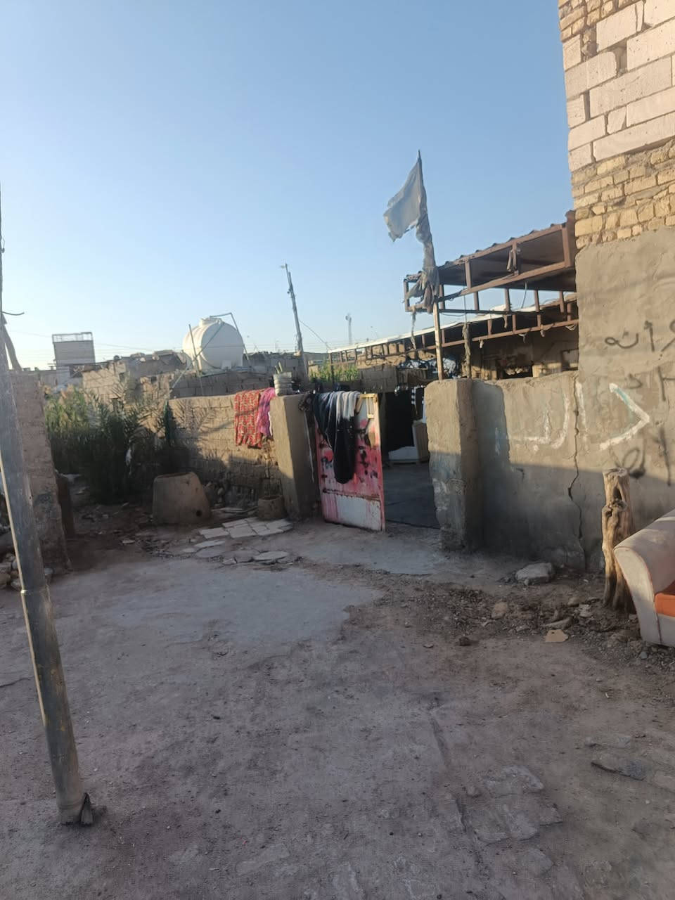 سلام عليكم بيت للبيع مكاني الماجديه نهاية شارع الصفاء القديمه قرب مكتب غاز بيت شرهان بيت يتكون من غرفتين وصاله ومطبخ ودوانيه بيت تجاوز الاستفسار***********
