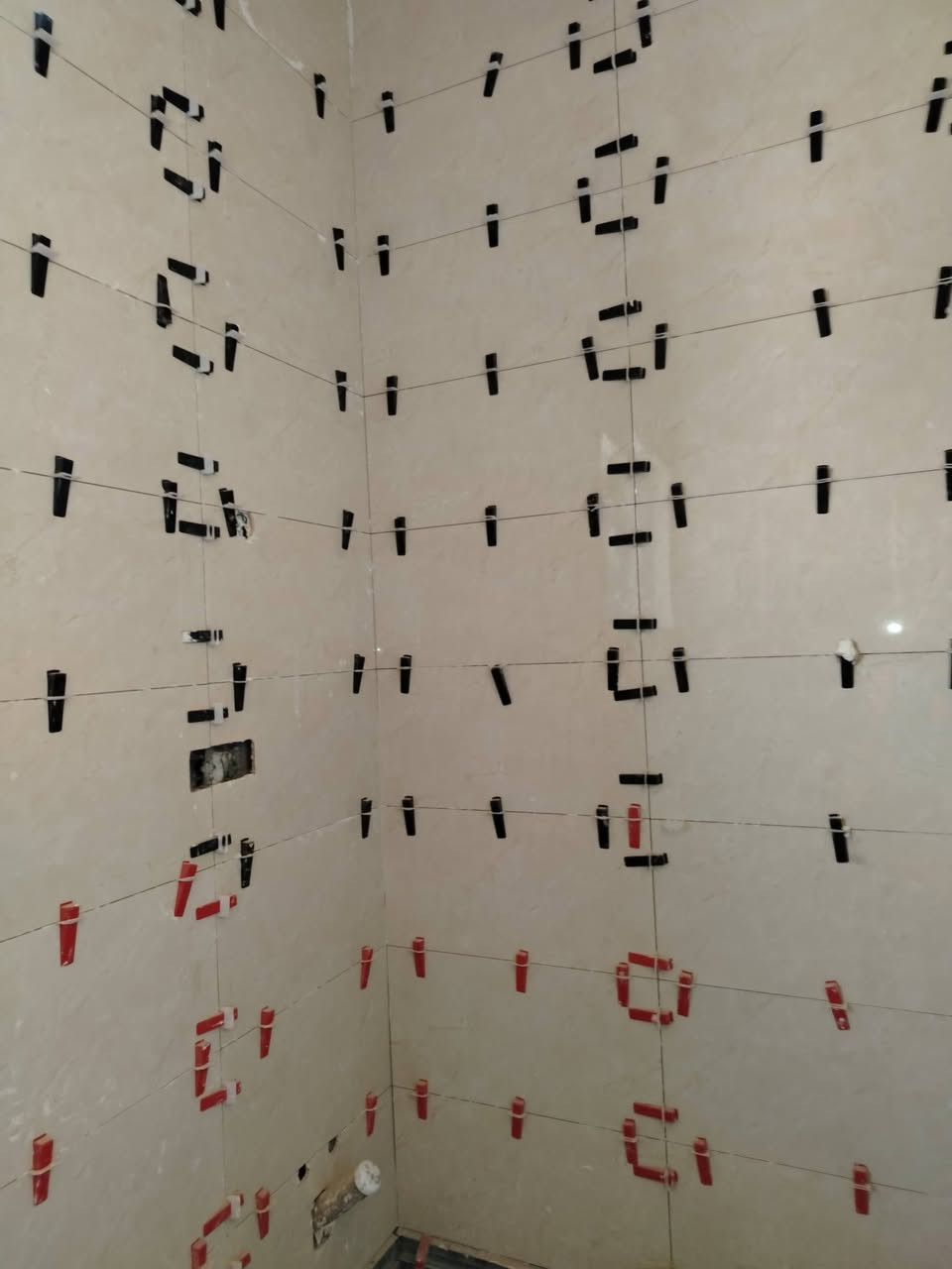 تطبيق وتركيب السيراميك الجداري والأرضيات بدقة واحترافية عالية.
مهارة ممتازة في تغليف الدرج بالسيراميك أو البورسلين.
​تحضير الأسطح وقياس وتحديد الزوايا لضمان استواء العمل (الميزان والوزنية).
​القدرة على العمل وفقاً للمواصفات وأصول الصنعة.
​📍 موقع العمل:
​البياع - شارع 20، بغداد.
​📞 طريقة التقديم:
​للجادين وأصحاب الخبرة، يرجى التواصل مباشرة (اتصال/واتساب) لتحديد موعد للمعاينة والاتفاق على الأجر:
​رقم الهاتف: ***********..
