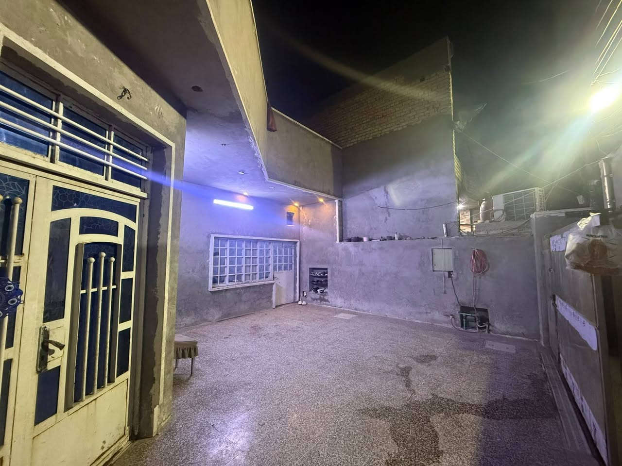 السلام عليكم العنوان حي لأمين قرب اسواق المدينه بيت المساحه 200 م زراعي طابو صرف
جاهز غرفتين جوه وهول واستقبال ومطبخ الطابق الثاني غرفتين وهول سطحين مناور 2 للاتصال ***********
