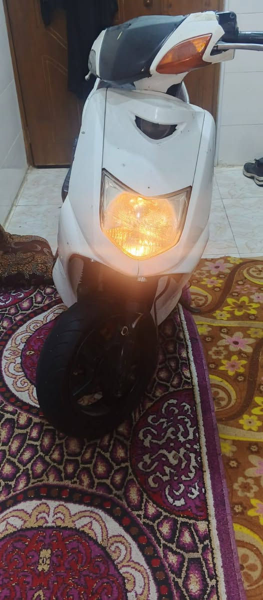 دراجه سكنكس ياباني اصل نثيه كابريتر  مفتوح بس قبق ولفات  بوشه كامل بستن دراجه جاهزه للبيع العنوان البصرة دور شرطه
***********
