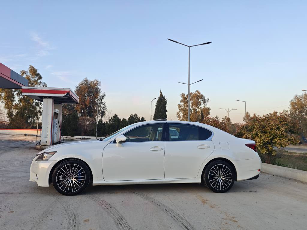 lexus 2013 gs 250

لیکزیز حجم  250 خلیجی 
مواسفاتی فولە 
سڵاید و ناو زەرد و بەسمە و 
دەرگا بەسمەیە ،شاشە گەورەو کامیرایە
کوشن کاربا و ساردو گەرم و خەزنە
سوکان کارباو خەزنە
مواسفاتی زۆرە لە باسکردن نایە
حاسەو ئاوینە شەفتەو
مکینە ٦ بستونە نەکراوەتەوە 260 km رۆشتوە 
سیارەکە سێ پارچەی لای سەکنی لەسەر لیخشان بۆیاخە بێ ناوگرتن و ئێرباگ و دەعمم بەشەرتی ئەوەی دەعمی نەبێ ..
سعری 140$ معامەلەیە 
***********
بێ گۆرینەوە بەس فرۆشتنە 
سەنەوی تا نزیکی 2031تازەیە بە ناوی خۆمەوەیە رەقەمەکەی لەگەڵنیە..... شمشمل, السليمانية
