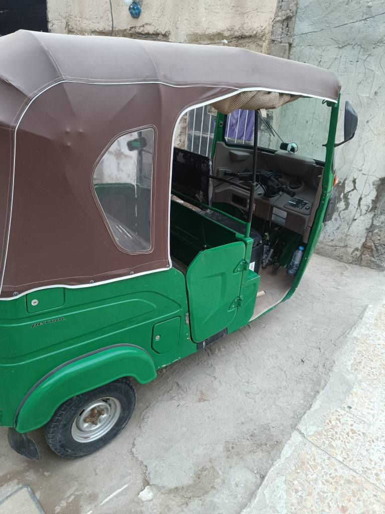 السلام عليكم
تكتك لون اخضر  موديل 22 كفاله عامه 
اورق بسمي احول وصل بسمك 
تكتك متوازي عل بيعتهه 
والشراي بيخير ويدللل.   مكاني القاسم. 

       ***********
