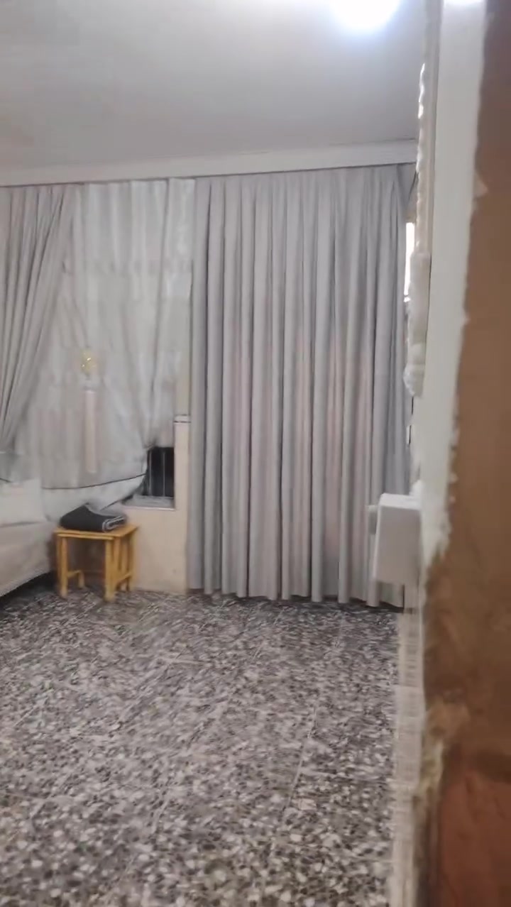 السلام عليكم 
الدار البيع مساحه 100متر نزل20واجهيه5 ماي وکهربا وشارع تبليط 
استفسار***********
