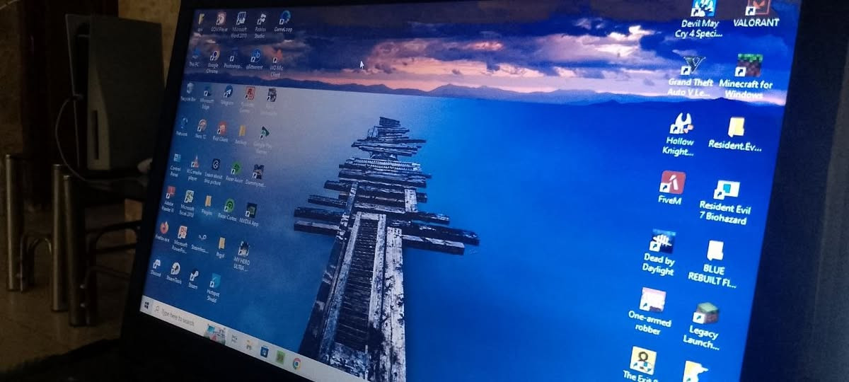 السلام عليكم.. للبيع لابتوب Lenovo ideadpad130 بحالة نظيفة جداً، مواصفات مطورة ومساحة خزن كبيرة، مثالي جداً للدراسة، العمل المكتبي، والبرمجة.
📜 المواصفات التقنية:
المعالج (CPU): Intel Core i5-8250U
الرام (RAM): 20GB DDR4 
الهارد (Storage):1 تيرابايت (HDD 465GB + 465GB)
كرت الشاشة المنفصل: NVIDIA GeForce MX110 (2GB).
كرت الشاشة الداخلي: Intel UHD Graphics 620.
الشاشة: 15.6 بوصة بدقة واضحةو 60hz . 
✨ المميزات:
✅ نظافة الجهاز ممتازة وعملي جداً. 
✅ مساحة خزن واسعة جداً (Dual HDD setup). 
✅ الرام مطور بشكل كبير ليناسب البرامج الثقيلة. 
✅ البطارية والشاحن وياها والكيبلات كلها بحالة ممتازة.

الكفر الخلفي فيه كسر رضفه بسيطه وما تنشاف بمكان اعمى تريد تعال شوف صوره وعلى الرغم من انها بسيطه لكن ابلغك من هسه حتى نكون صادقين !
💰 السعر: [خاص]
📍 المكان: [بغداد-الامين الثانيه-شارع الرئاسه] 
اي تفاصيل اخرى خاص وما اقصر رد بثواني 

تجي بعينك تفحص وادخلك العاب مثل قراند اونلاين والحياه الواقعيه تشوف شلون شغاله طبيعي بفريمات 30-50  عيبها الوحيد انو hdd فقط!


**إذا كنت صاحب هذا الإعلان وتريد حذفه لأي سبب، رجاءا أرسل رسالة إلى الدعم الفني**