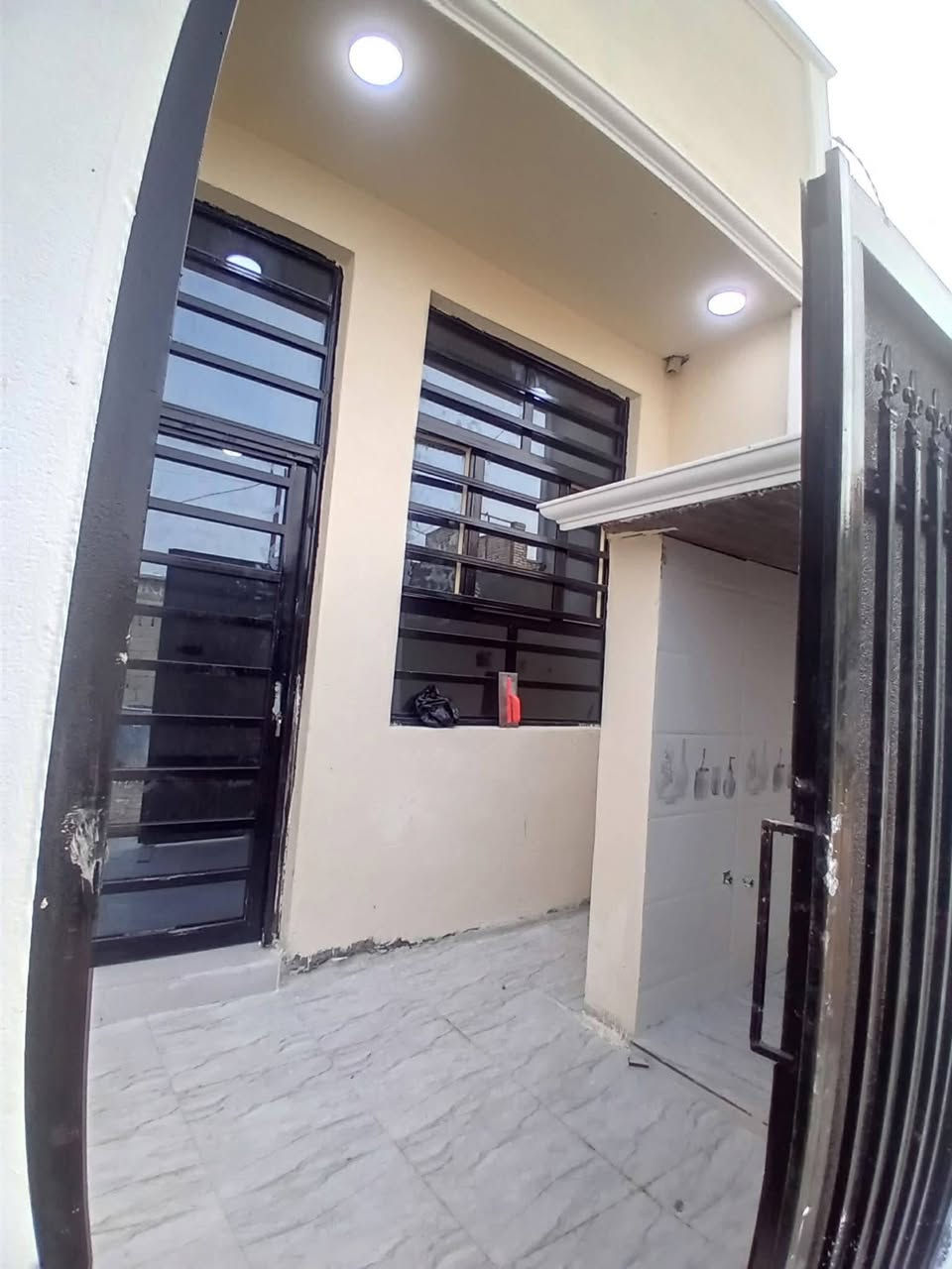 مشتمل حديث للبيع حي حكيم شارع كاله قرب الكورنيش مساحه 100,متر يتكون من غرفه نوم وصاله ومطبخ واستقبال مرقم من البلديه حديث جاهز للسكن كهرباء بوري نظام سبالت تقطير فوول مواصفات واجهه فوم وصبغ للاتصال او واتساب ***********
