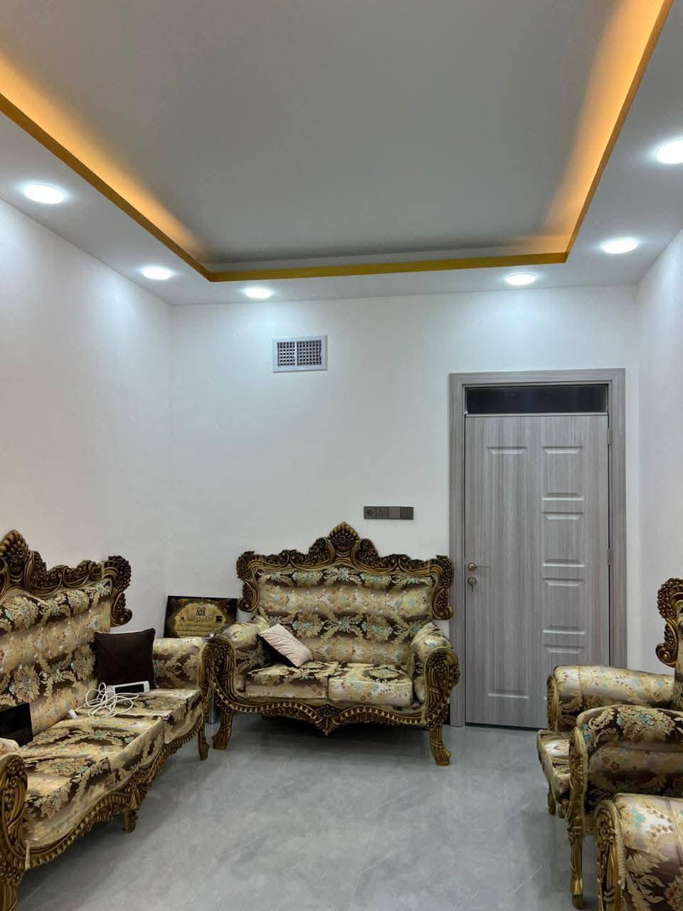 (( دار للبيع حي الملايين ))                                                    🔰#إعلان_عروضات🔰 ⚜#_شركة_امارة_الخليج_لتجارة_العقار_ومقاولات⚜    ⬅️دار  للبيع  / / بناء 2025 فول  /⏺️مساحة //108/ واجه 6.م/صنف العقار : سند بستان طابو زهور ملك صرف نموذج (25)⬅️ خدمات كامل / ماء + كهرباء + تبليط / عرض شاعر 14.م ⬅️الطابق الأول : غرفتين نوم +صاله +استقبال +مطبخ +صحيات داخل + صحيات خارج + منور ⬅️الطابق الثاني : ثلاث غرف نوم +صاله + صحيات + بلكون عدد 3 + بيتونه ⬅️علق ب تم ليصلك السعر ع الخاص او اي استفسار آخرمستعدون لأنجاز المعاملات في التسجيل العقاري ( تحويل / اقرار تمليك ) بأكفأ المحاميين ]⚖️⚖️للاستفسار مراجعه المكتب :: او الاتصال برقم المكتب ⬅️عبدالرزاق الجواري📞/*********** /***********⬅️🌍موقع المكتب : حي الصديق سايدين مرطبات البحرين قرب إفران زينب                      نستقبل عروضاتكم طلباتكم العقاريه                                 من دور / وأرضي                              زراعي / تجاري /سكني
