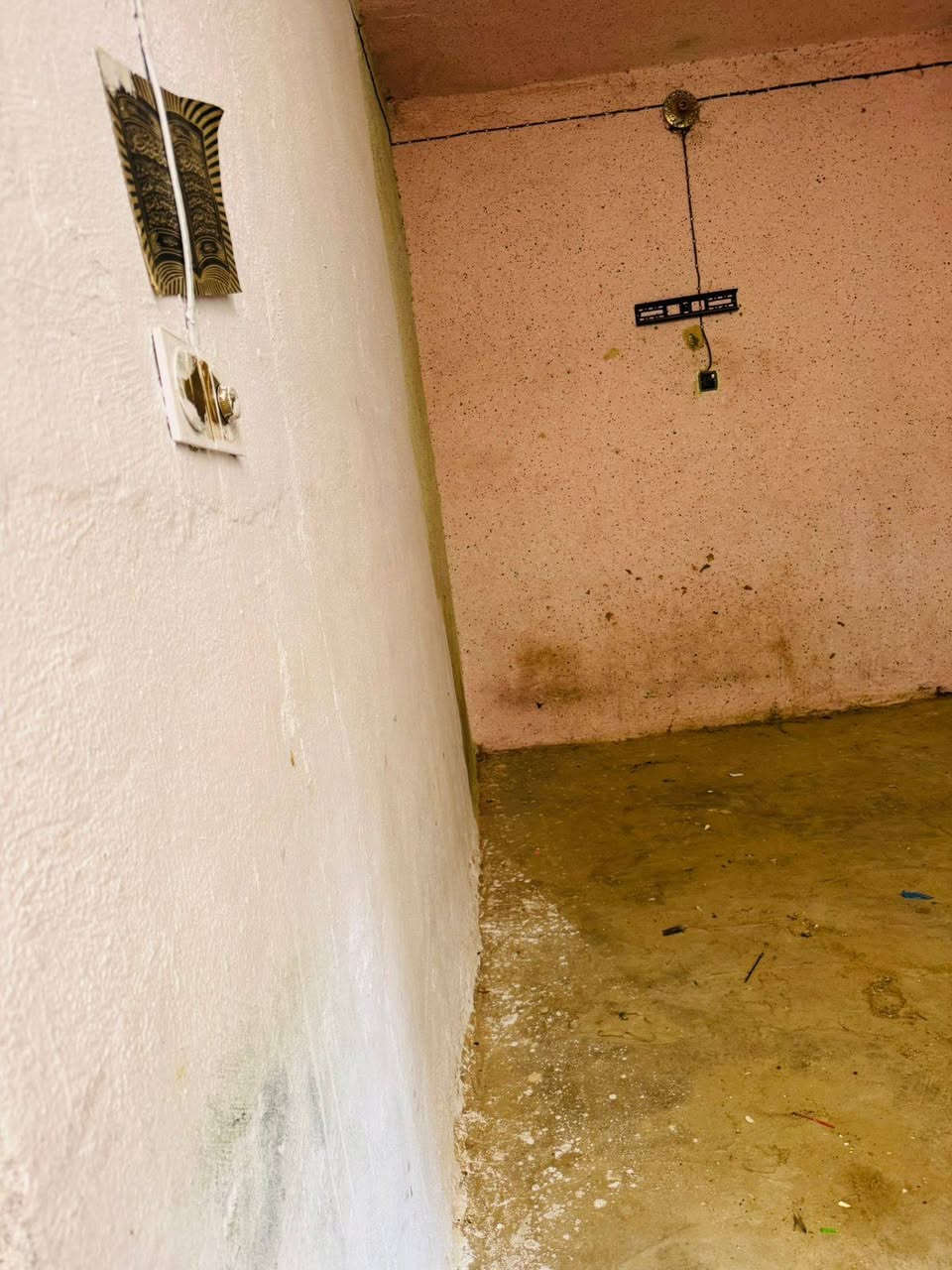 السلام عليكم بيت للبيع المساحه ١٠٠ متر البراكيه شارع المطار القديم خلف أسواق الأمير البيت يحتوي على غرفتين استقبال صاله مطبخ صحيات السعر ١٦ مليون معه المجال الاستفسار على الرقم ***********
