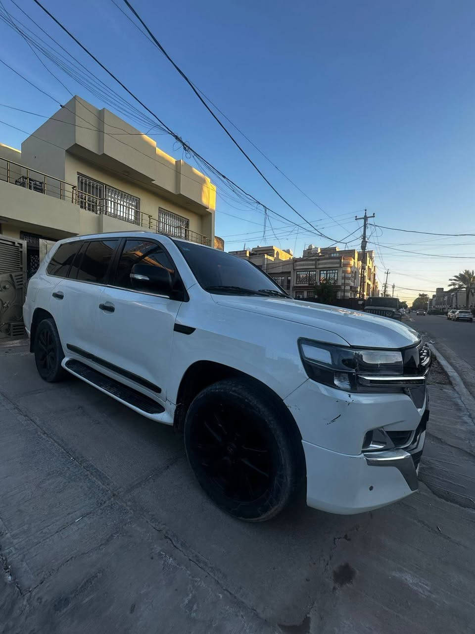 السيارة تخبل
مصبوغ عام بدون قطرة معجون بلقمارة السيارة نظيفه جدا 
السعر ٢٦٠ وذا اكو مراوس بسيارة حسبت شده وربع وفرق اراوس  
*********** بي واتساب 
مكاني بغداد العامرية
