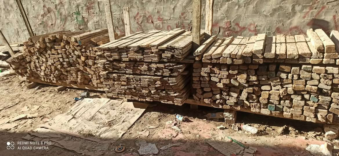 خشب للبيع لوح 3 متر + لوح مترين ومتر ونص وبقار 
العدد 6 مكعبات 
العنوان حله 
***********
