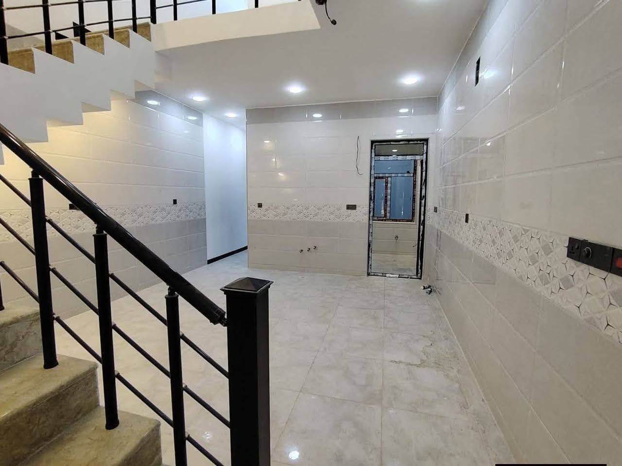 اعلان للبيع… .رقم (298)
بيت مودرن للبيع مساحه /100متر/
يقع في حي الجهاد ديوان المخابرات خلف شارع 60..يتكون من 
 واجه /5متر /نزال /20متر /يتكون من #كراج #صاله #مطبخ حولي #3غرف نوم #2صحيات #سطح. 
للاستفسار مراسلة الصفحه📬 اوالاتصال علئ الرقم يتوفر وتساب. 
{{{{***********📲}}}}}}
{مكتب الديار للوساطه العقاريه وتعقيب المعاملات وتسهيلها }
((((بأدارة سيد عمار)))))
