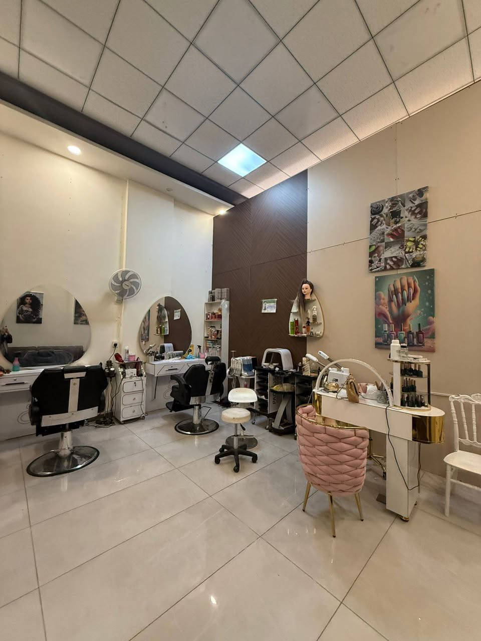 اغراض صالون متكامل من اجهزة ومواد تجميل بسعر مناسب بيع مستعجل ***********
