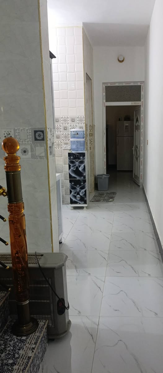 بسم الله الرحمن الرحيم بيت للبيع ١٠٠م واجهه٥ ونزال ٢٠ بناء ٢٠٢٥ قاطين ،فول من البناء والكهرباء والمجاري وخدمات كامله طابو صرف بسمي، العنوان التحرير المحلات البنفسجيه خلف محل علي الصيداوي علي جمله للتصال ***********
