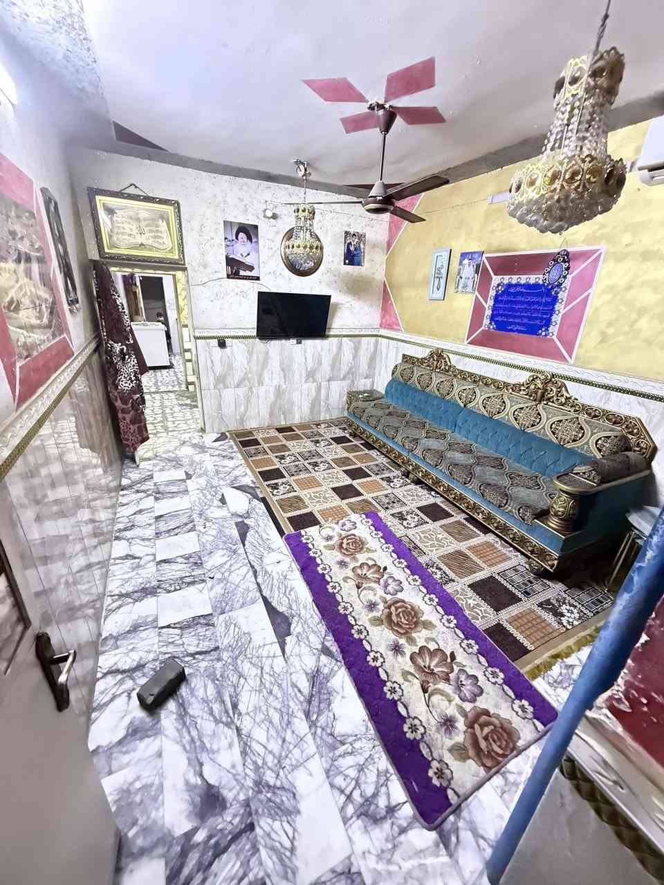 سلام عليكم
بيت مساحة ١٤٤ متر
طابق ونص ٣ غرف والرابعه غرفة جبيره سكف ساندويج
بيت مرتب مدينه الصدر قطاع ٣٢ اول فرع على شارع جوادر مال مريدي سعرة ١٩٥ 
رقم الهاتف ***********
رقم ثاني ***********
