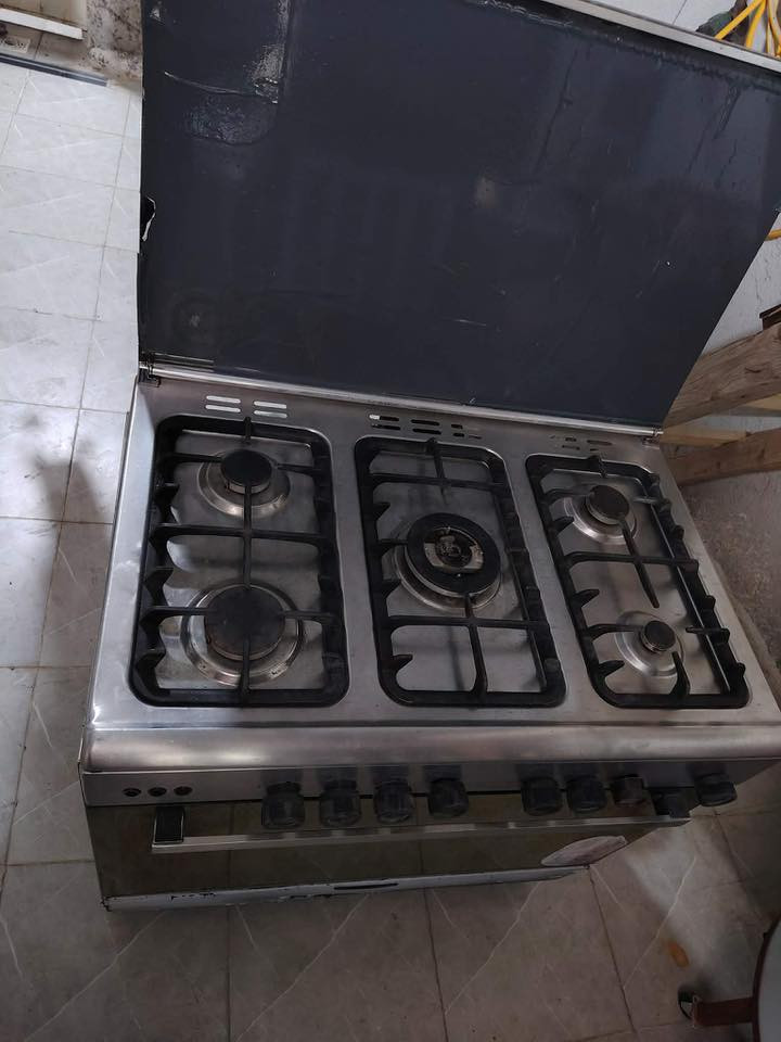 سلام عليكم طباخ مصري  ناره تخبل ونضيف كلشي شغال  السعر ع رقم الهاتف***********
