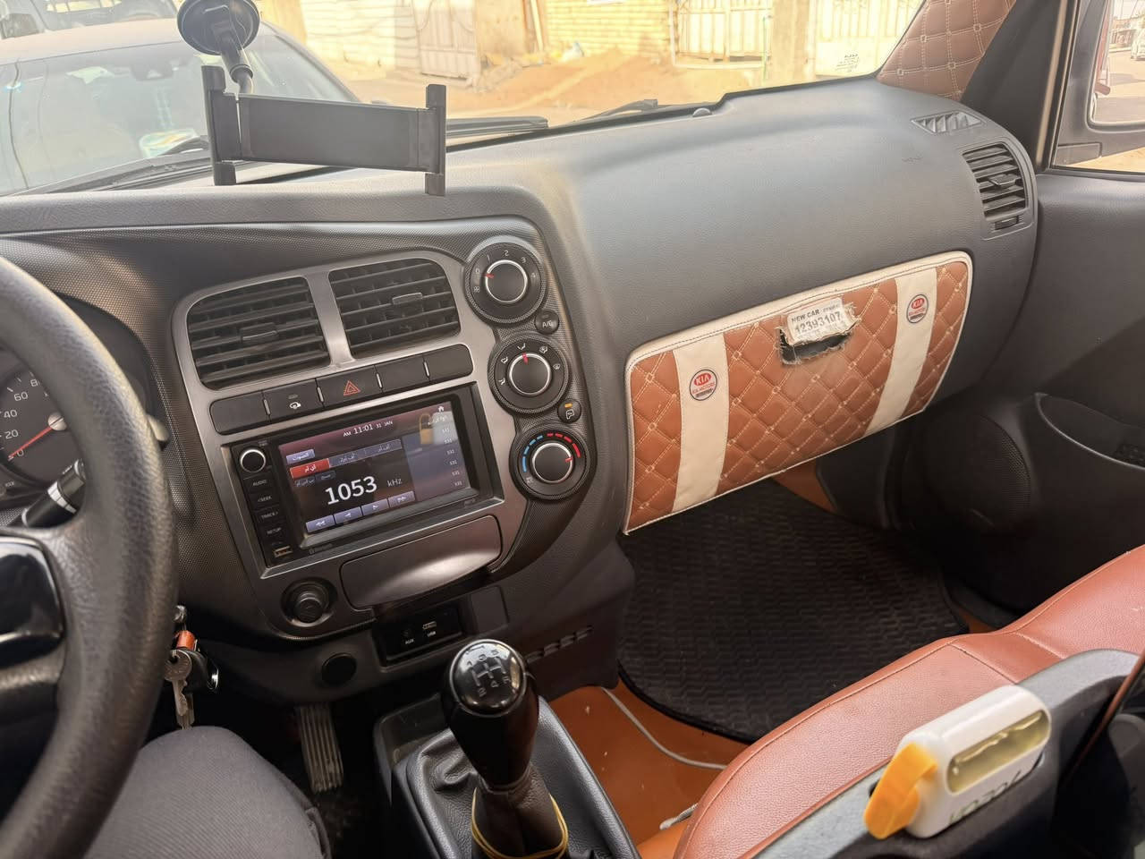 السلام عليكم
كيا حمل بنكو عموشة
 موديل2022
فول سستم فول مواصفات 
لمتدد بحالة الزيرو
 ماشيه 42الف
اشاير بلمري 
دوشمه ارضيات جلد
دوشمه كشنات
دوشه الربع
دوشمه السقف
شغل درجه اولى              السعر ١٤٩
لد امامي للبنيد 
إشارة لكزز 
تخم تايرات البرجستون الكوري 
درع خلفي
درع امامي 
السياره كامله مكمله جاهزه من كلشي الي ياخذه ميصرف عليهه 
رقم بغداد وبسمي 
مكان السياره بغداد الدوره
***********
***********
