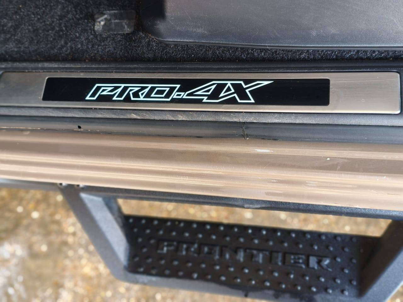 سلام عليكم نيسان فونتيرة موديل ٢٠٢٣
لون مميز خاكي 
حادثها بنيد صبغ وباب البدي بي بارد 
اعلى مواصفات برو فور اكس
بدي مغلف 
خمس  كامرات 
لايت زنون خمس عدسات 
شاشة كبيره 
ويل كب درجة اولى 
دوس ضوئية رادارات 
السيارة فور ويل 
شاحن واير لس موبايل 
السعر بدون لوحات ٢٤٢ تترقم اي محافظة 
الاتصال ***********
