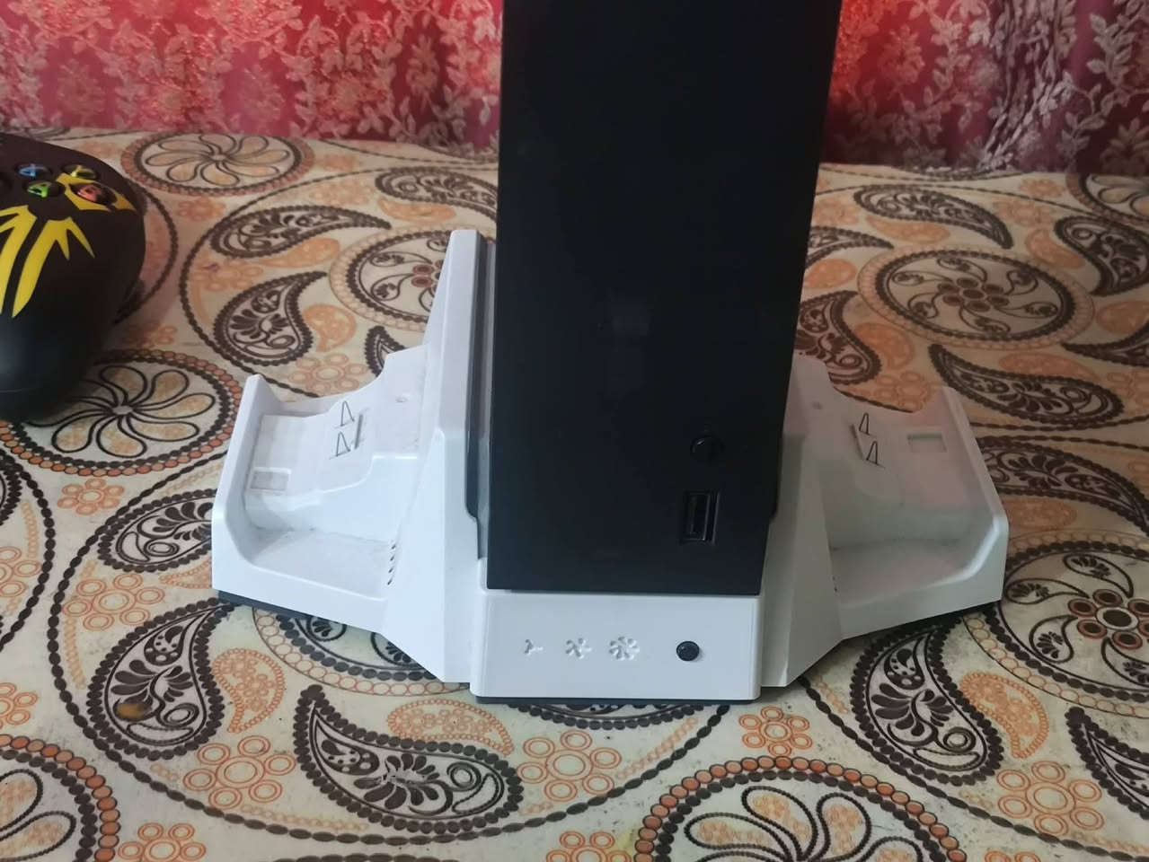 اكس بوكس 1T مع ملحقاته يده تجي وي الجهاز ويده كيم سير مع ستاند مبرد الاتصال على الرقم  ***********@@
